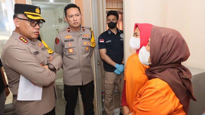 Kapolres Metro Jakarta Utara Kombes Pol Gidion Arif Setyawan dan Kapolsek Kelapa Gading Kompol Maulana saat berbicara dengan dua tersangka praktik aborsi ilegal di sebuah apartemen kawasan Kelapa Gading.