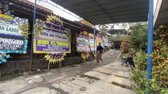 Suasana rumah duka Kopda (Anumerta) Yipsan Ladou di Lingkungan Glodogan, Kelurahan Harjosari, Kecamatan Bawen Kabupaten Semarang, Senin (27/11/2023). Sejumlah karangan bunga dari para pimpinan TNI bejejer di depan rumah.