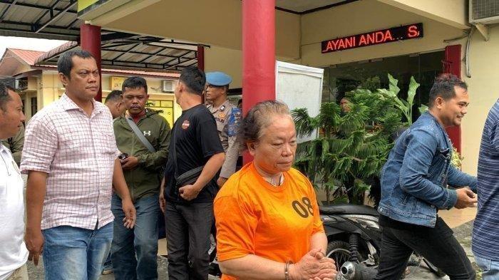 Polisi membekuk Dr Tiromsi Sitanggang, tersangka pembunuhan terhadap suaminya sendiri di Jalan Gaperta, Kecamatan Medan Helvetia.