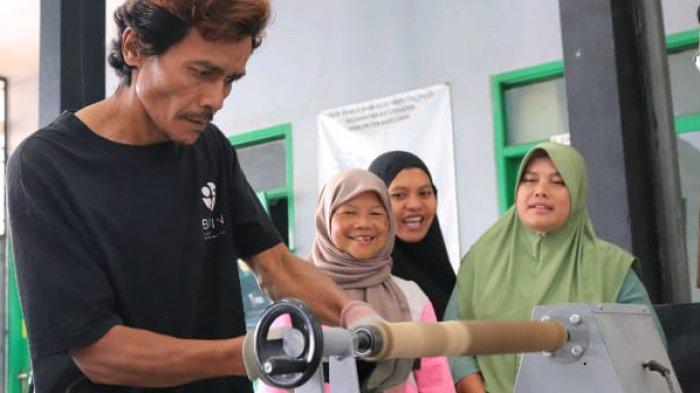 Mas Rahmat menunjukkan kemampuannya mengolah bambu menjadi produk bernilai ekomomi saat program pengabdian masyarakat yang digelar IT Telkom Purwokerto di Desa Kemutug Kidul, Kecamatan Baturaden, Kabupaten Banyumas
