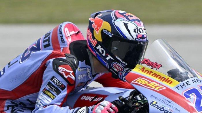 Enea Bastianini menggunakan helm KYT