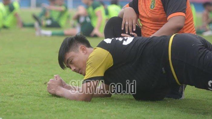 Ernando Ari Sutaryadi berlatih bersama Persebaya di Stadion Gelora Delta, Sidoarjo.