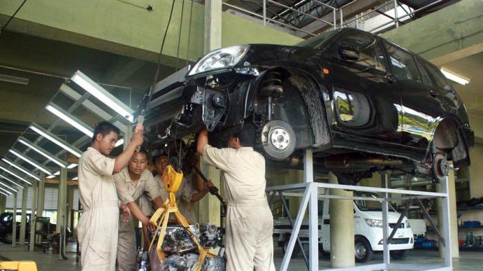 MERAKIT ESEMKA- Sejumlah siswa SMK sedang merampungkan perakitan mobil Esemka di Solo Techno Park, Mei 2013.
