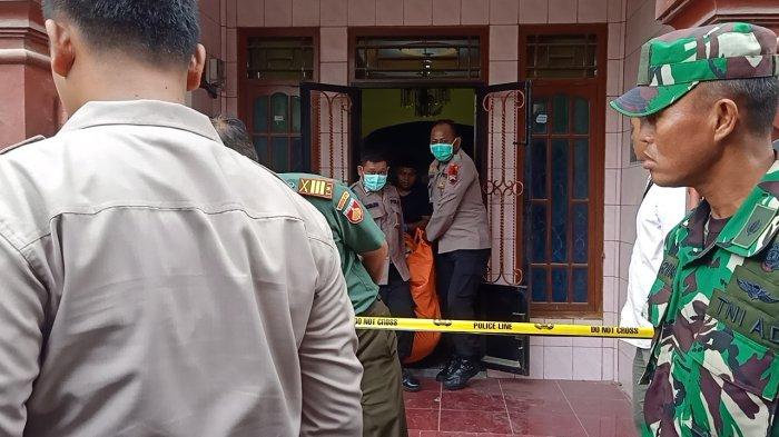 Polisi saat evakuasi korban diduga pembunuhan dan perampokan di Comal, Kabupaten Pemalang.