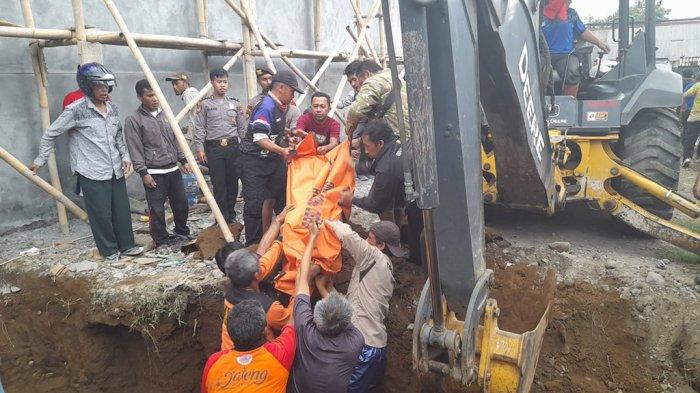 Proses evakuasi pekerja yang tertimbun tanah saat memperbaiki gorong-gorong di Dusun Banaran, Desa Kalierang, Kecamatan Selomerto, Wonosobo, Kamis (2/11/2023)