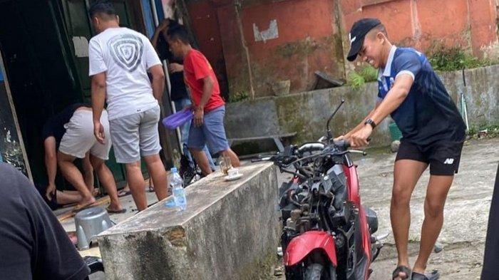 KECELAKAAN: Warga mengevakuasi sepeda motor matik nopol AE 6248 QX yang dikendarai 2 remaja putri usai menabrak bengkel di Jalan Raya Sarangan-Plaosan, Kabupaten Magetan, Minggu (8/6/2025) sekitar pukul 10.00 WIB. Akibat kecelakaan itu, satu orang tewas. (TRIBUN JATIM/ISTIMEWA)