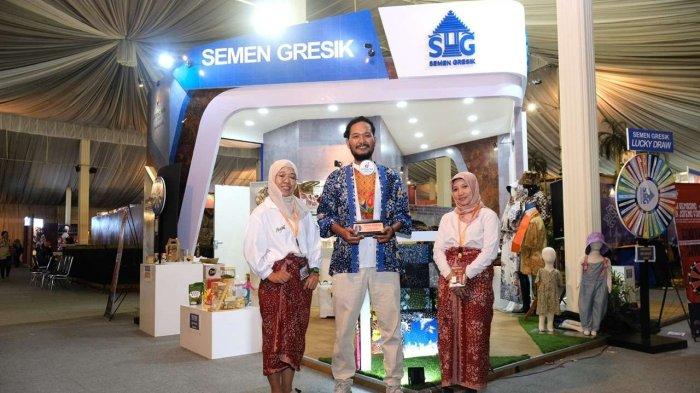 Foto bersama UMKM binaan RB Rembang Semen Gresik dengan membawa plakat penghargaan stand terbaik Jateng Fair 2023.