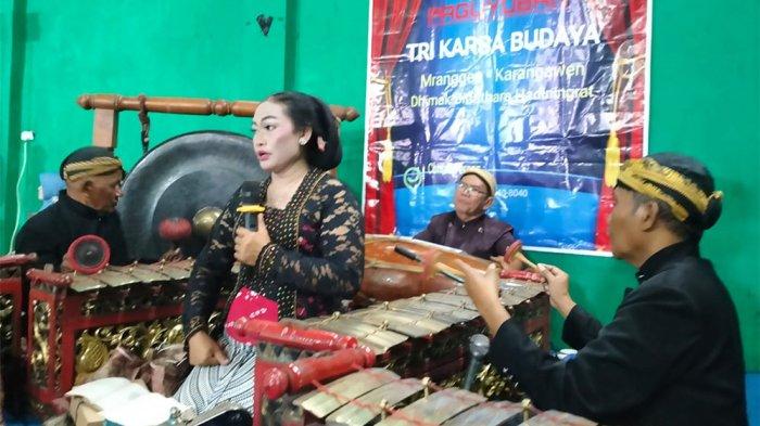 Gamelan iringi acara wisuda siswa Pawiyatan Medharsabda - Pranatacara Tri Karsa Budaya (TKB) di Gedung Serbaguna desa Brumbung, Kecamatan Mranggen, Kabupaten Demak, Sabtu (3/8/2024).