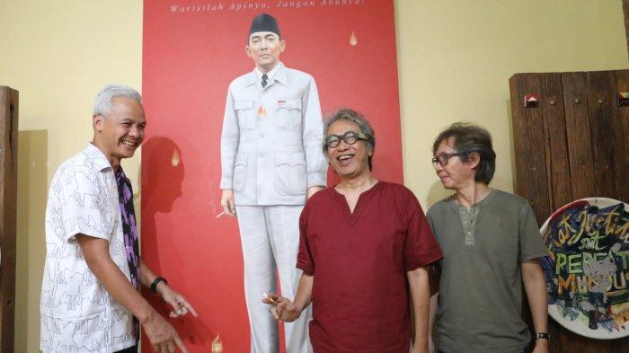Gubernur Jawa Tengah Ganjar Pranowo bertemu dengan seniman Butet Kartaredjasa di kediamannya di Kembaran Tamantirto, Bantul, Yogyakarta, Minggu (16/10/2022)