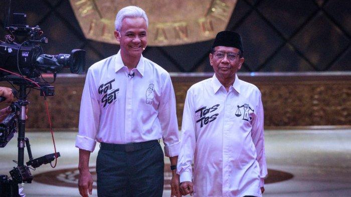 Calon presiden dan mantan gubernur Jawa Tengah, Ganjar Pranowo (L), beserta calon wakil presiden Mahfud MD tiba untuk menghadiri debat pertama pemilihan presiden di Kantor Komisi Pemilihan Umum (KPU) di Jakarta pada 12 Desember 2023.
Yasuyoshi CHIBA / AFP