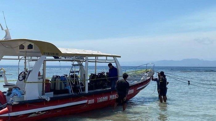 Polisi memasang garis polisi pada boat yang terlibat tabrakan di perairan Nusa Penida dan menewaskan wisatawan asal Jerman.