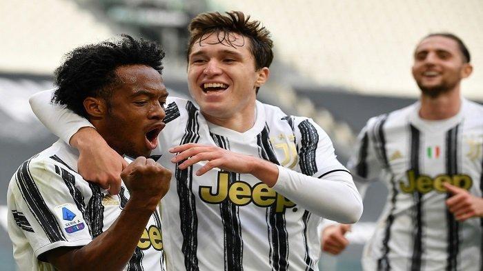 Gelandang Juventus asal Kolombia Juan Cuadrado (kiri) merayakan kemenangan bersama penyerang Italia Juventus Federico Chiesa setelah mencetak gol selama pertandingan sepak bola Serie A Italia Juventus vs Inter pada 15 Mei 2021 di stadion Juventus di Turin.