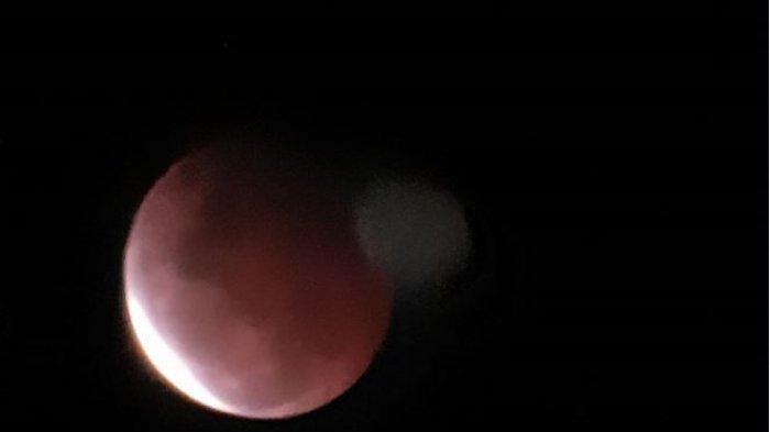 Gerhana Bulan dilihat dari Masjid Agung Jawa Tengah (MAJT) Semarang