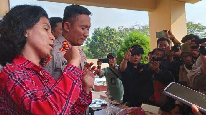 Geyflin Trise (45) yang berprofesi sebagai sopir taksi online asal Tomang, Jakarta Barat ini tengah memberikan keterangan kepada wartawan di Polres Cianjur, Jumat (21/7/2023) petang perihal kejadian yang menimpanya. Ibu dua anak ini luput dari maut setelah berhasil melumpuhkan dua pelaku begal yang mencoba merampas kendaraannya.