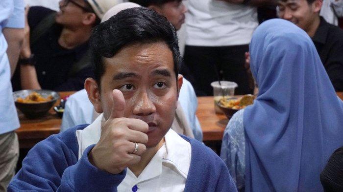Calon Wakil Presiden (Cawapres) nomor urut dua Gibran Rakabuming Raka saat mengunjungi The Hallway Space di lantai dua Pasar Kosambi, Jalan Ahmad Yani, Kota Bandung, Jawa Barat, Selasa (30/1/2024). Agenda Gibran melakukan kampanye dengan berdiskusi dan melihat aneka produk lokal yang dijual di ruang kreatif The Hallway Space di lantai dua Pasar Kosambi. TRIBUN JABAR/GANI KURNIAWAN