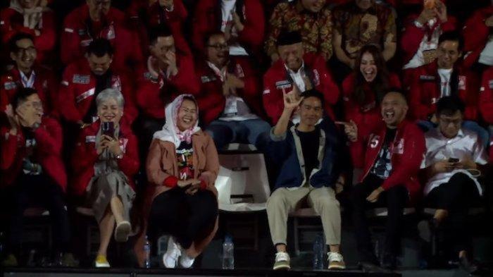 Gibran Rakabuming Raka memberi respons tangan banteng saat Wakil Ketua Dewan Pembina Partai Solidaritas Indonesia (PSI) Grace Natalia merayu dirinya masuk PSI.