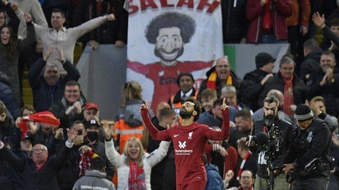 Mo Salah melakukan selebrasi setelah mencetak gol dalam pertandingan Liverpool vs Man City pada lanjutan Liga Inggris 2022-2023 di Stadion Anfield, Minggu (16/10/2022) malam.