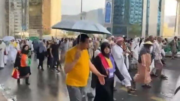 Hujan mengguyur Kota Makkah, Arab Saudi, ketika momentum puncak Haji 1445 H/2024 M pada Senin (17/6/2024).