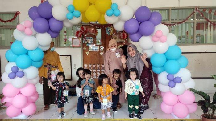 Suasana hari pertama masuk sekolah di DC, Toddler, KB, TK Nasima Kota Semarang, Senin (17/7/2023).