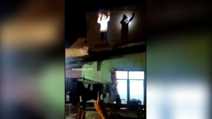 Potongan video pria yang diduga hendak melakukan aksi pencurian kepergok warga dan mengangkat kedua tangannya di atas atap rumah, di Jalan Pa'bentengan, Kecamatan Tamalate, Kota Makassar, Sulsel, Senin (11/3/2024) malam. (Instagram)