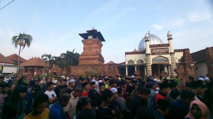 BUKA LUWUR - Dokumentasi warga antre untuk mendapatkan nasi jangkrik pada puncak rangkaiam tradisi buka luwur di kompleks Makam Sunan Kudus, Jumat (28/7/2023).