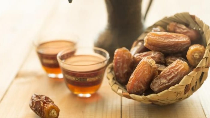 Ilustrasi Teh Rempah Kurma.