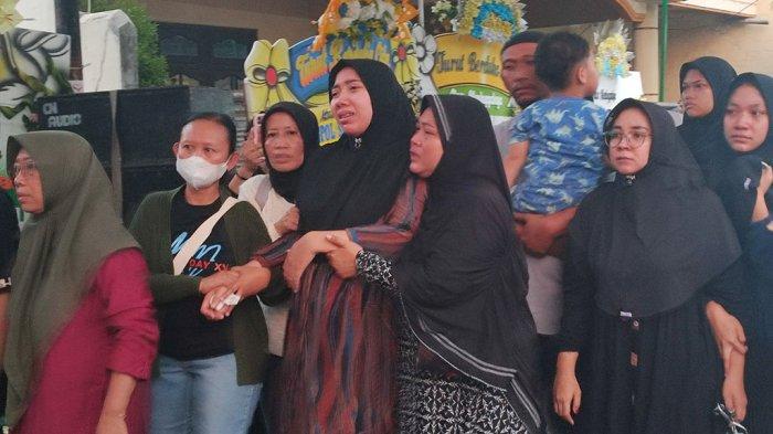 Istri almarhum Brigadir Setyo Herlambang, Wahyu Dewi Fatmasari (hamil, daster cokelat) saat melepas kepergian suaminya di di dukuh Bojong, Sumber Agung, Weleri, Kabupaten Kendal, Sabtu (23/9/2023).