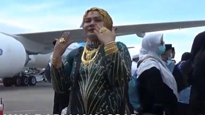 Bea cukai makassar bakal memanggil jemaah haji perempuan asal Makassar bernama Suarnati Daeng Kanang yang viral karena gunakan perhiasan emas 180 gram sepulang dari Tanah Suci.