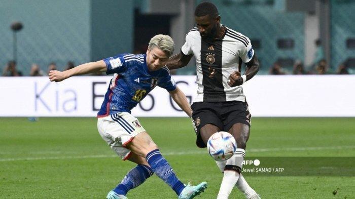 Penyerang Jepang #18 Takuma Asano dan bek Jerman #02 Antonio Rudiger memperebutkan bola selama pertandingan sepak bola Grup E Piala Dunia Qatar 2022 antara Jerman dan Jepang di Stadion Internasional Khalifa di Doha pada 23 November 2022. Timnas Jerman mendapat predikat tim terburuk matchday 1 Piala Dunia 2022.