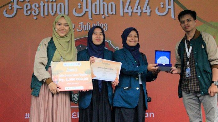 PEGON READER - P3RI menyerahkan hadiah kepada Nok Kamelia, dan Aulia Wilda Solikha sebagai pemenang Juara 3 dalam Lomba Gagasan Inovasi ITB Jawa Barat. (DOK P3RI ITB)