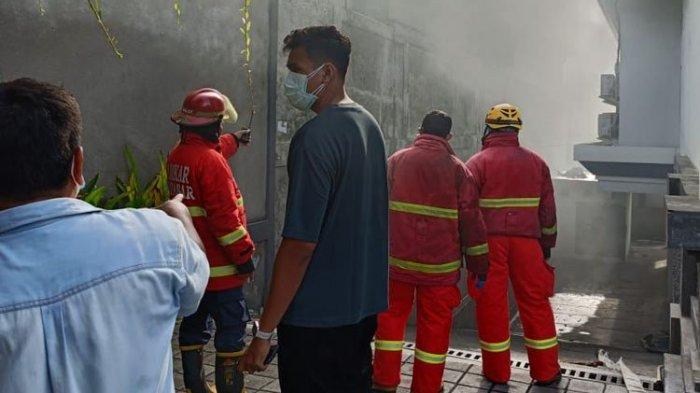 Petugas pemadam kebakaran Kota Denpasar saat berupaya menjinakkan si jago merah dalam peristiwa kebakaran yang melanda sebuah gudang gas elpiji di Jalan Cargo II nomor 6, Kelurahan Ubung Kaja, Kecamatan Denpasar Utara, Kota Denpasar, Bali, pada Minggu (9/6/2024) pagi.