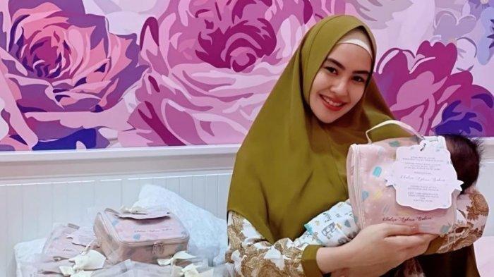 Kartika Putri dan anak pertamanya, Khalisa Aghnia Bahira.