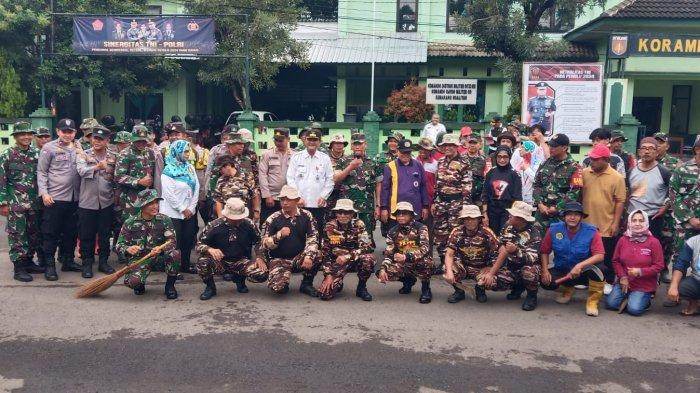 Anggota Koramil 09/Ngaliyan, Polsek Ngaliyan dan Kecamatan Ngaliyan Kota Semarang dan masyakarat menggelar karya bakti dan bakti sosial