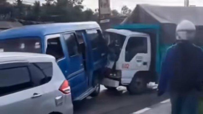 Tangkapan layar video kecelakaan beruntun di Jalan Veteran, Kota Salatiga, tepatnya di persimpangan dekat Pasar Rejosari atau Pasar Sapi, Sabtu (30/11/2024) pagi.