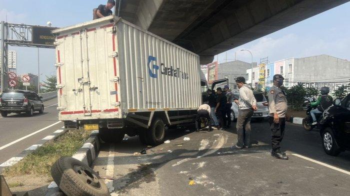 Sebuah truk mengalami kecelakaan di di Jalan KH Sholeh Iskandar pada Kamis (15/8/2024) sekitar pukul 13.00 WIB.