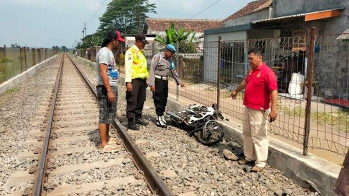 Proses evakuasi korban kecelakaan kereta api di Desa Kebonagung, Kecamatan Pakisaji, Kabupaten Malang, Senin (10/6/2024).
