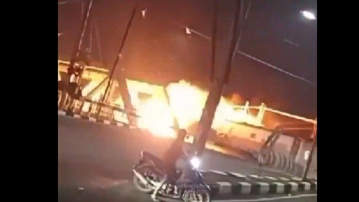 Kecelakaan kereta api di perlintasan Jalan Madukoro Raya, Krobokan, Semarang, Selasa (18/7) ketika sebuah kereta api menabrak sebuah kontainer yang mogok di jalur rel.