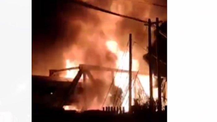 kondisi kecelakaan kereta api Brantas KA 112 menghantam truk trailer tanpa muatan di palang pintu Madukoro Raya, Semarang Barat, Kota Semarang,Selasa (18/7/2023) sekira pukul 19.31 WIB.