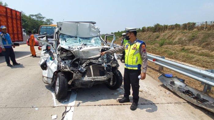 Aparat Kepolisian sedang mengamankan TKP kecelakaan maut di ruas jalan tol Semarang-Batang, Minggu (27/8/2023).