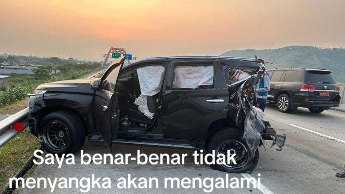 Kondisi mobil Pajero selepas ditabrak bus PO Haryanto di jalan Tol KM 382 Batang-Semarang, masuk wilayah Mentosari, Gringsing, Kabupaten Batang , (24/12/2023). Kasus ini viral di berbagai platform media sosial selepas pihak pemilik Pajero menuntut keadilan berupa ganti rugi.