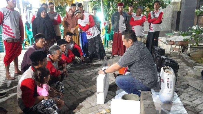 Kegiatan demo praktek pengaplikasian produk semen kepada para kepala tukang (mandor) dan tukang bangunan pada kegiatan temu pelanggan dan bimbingan teknis di Kecamatan Kragan Rembang (27/7).