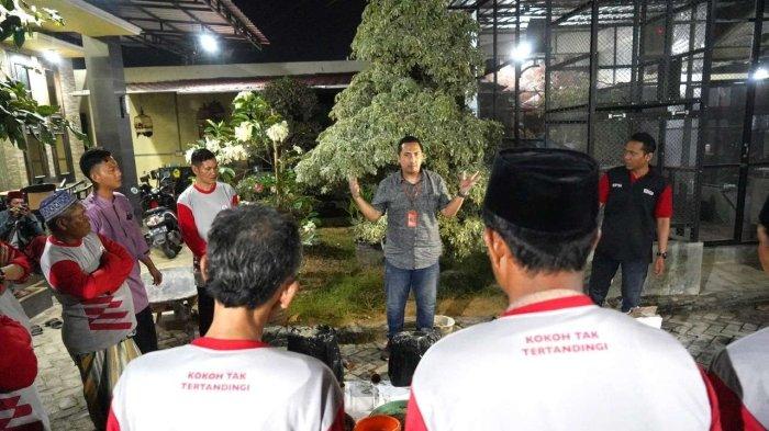 Kegiatan demo praktek pengaplikasian produk semen kepada para kepala tukang (mandor) dan tukang bangunan pada kegiatan temu pelanggan dan bimbingan teknis di Kecamatan Kragan Rembang (27/7).