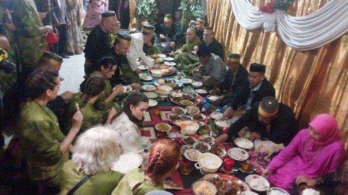 Keluarga mempelai pengantin perempuan Weronika Kuras saat menjalani prosesi adat Dusun Laiya, Desa Tompobulu, Kecamatan Bulupoddo, Kamis (20/7/2023)