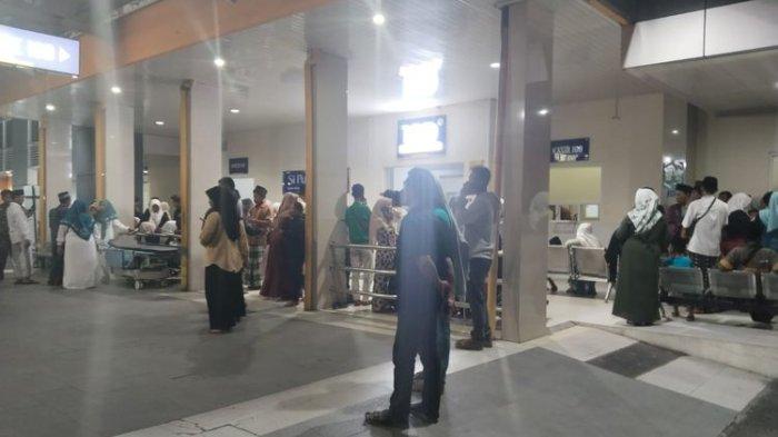 Suasana di rumah sakit yang menjadi rujukan para jemaah yang menjadi korban keracunan saat kegiatan pengajian dan selawatan di Desa Krecek, Kecamatan Badas, Kabupaten Kediri, Jawa Timur, Selasa (1/10/2024) malam. (Dok Polsek Pare )