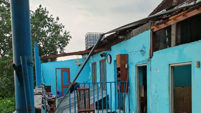 Hujan deras disertai angin kencang mengguyur Kabupaten Karanganyar, pada Kamis (9/11/2023) sore. Akibatnya, banyak pohon tumbang di pinggir jalan dan atap bangunan rusak.