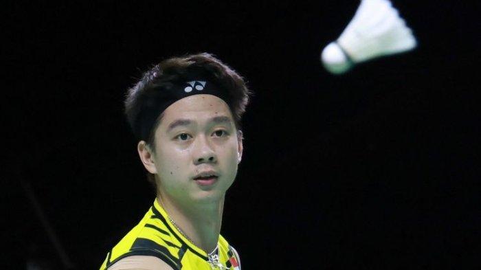 Kevin Sanjaya mengenakan headband saat bertanding bersama Marcus Fernaldi Gideon pada laga pertama BWF World Tour Finals 2021, 1 Desember 2021