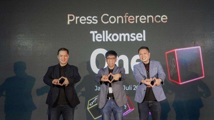 (ki-ka) Direktur Sales Telkomsel Adiwinahyu B. Sigit, Direktur Utama Telkomsel Hendri Mulya Syam, Direktur Marketing Telkomsel Derrick Heng saat menghadiri Press Conference Telkomsel One di Jakarta, Jumat (21/7).