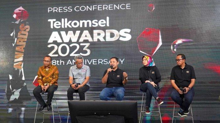 (ki-ka) Perwakilan Saiful Mujani Research & Consulting Deni Irvani, Produser Musik Adib Hidayat, General Manager Media Channel Telkomsel Nur Hidayat Dwi Santoso, Vice President Prepaid Consumer Marketing Telkomsel Tuty R. A