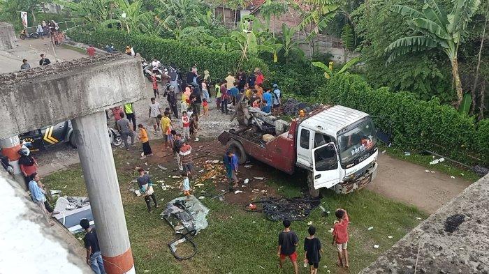 Sejumlah orang terlihat berada di sekitar bus PO New Shantika yang terjun bebas di Tol Pemalang-Batang, Minggu (21/1/2024)