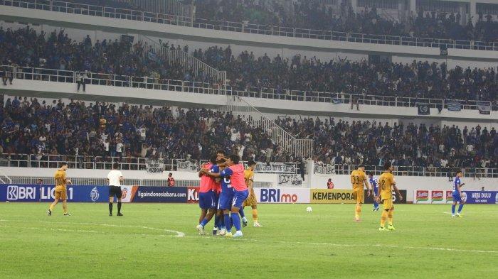 Para pemain PSIS Semarang merayakan gol usai memenangkan laga atas Bhayangkara Presisi di pekan pertama BRI Liga 1 2023/2024 di Stadion Jatidiri Semarang, Senin (3/7/2023)